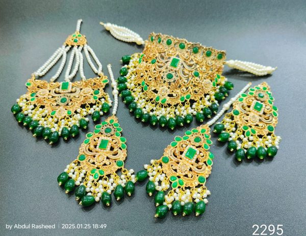 Marvelous Light Green Color Kundan Chokar Set with Earrings and Tikka